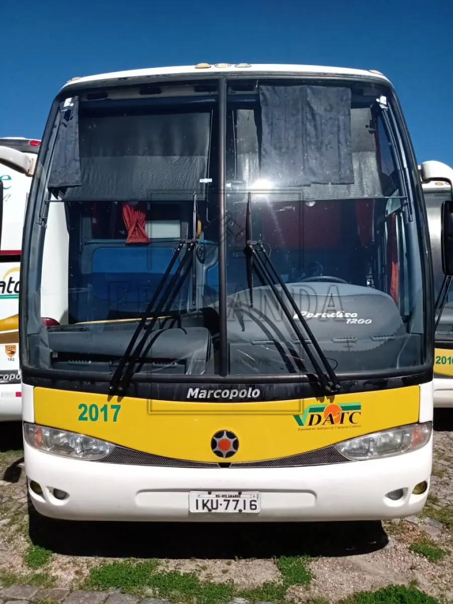 LOTE 056 - Ônibus Mercedes Benz/ Marcopolo Paradiso R, ano/modelo 2002/2002, placa IKU7716. Avaliado em R$ 50.000,00. VEÍCULO COM MULTA DE R$ 472,75