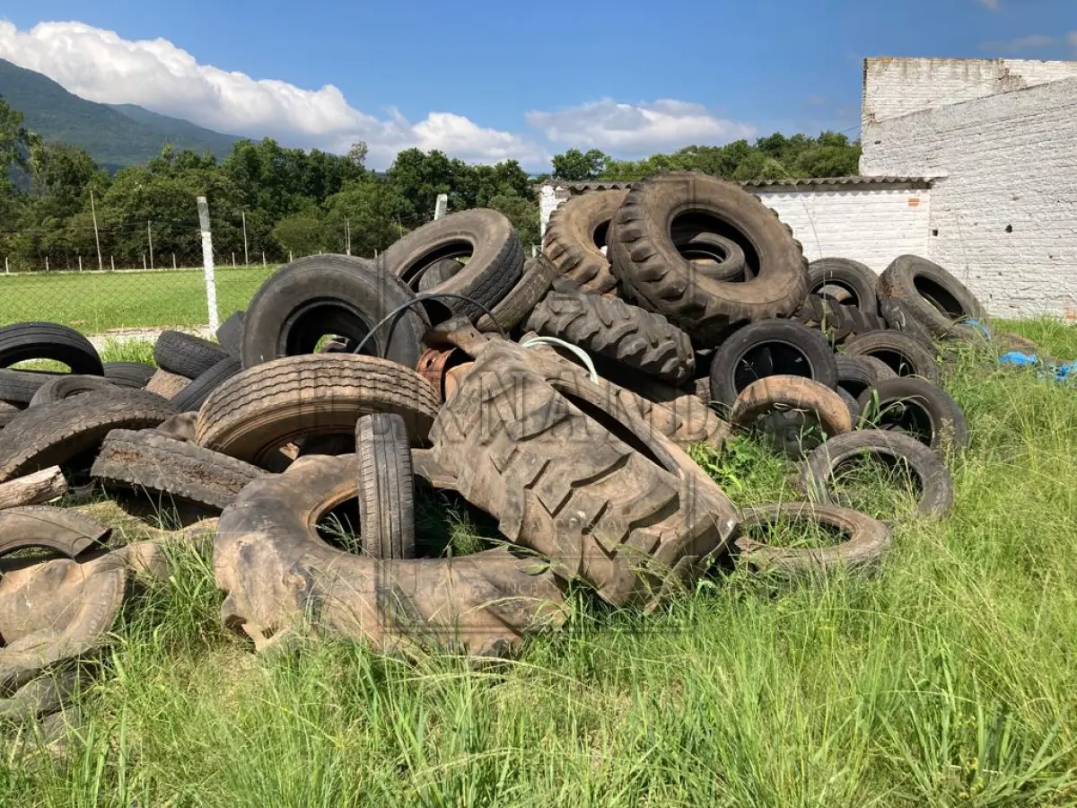 LOTE 018 - Sucata de pneus variados em torno de 188 pneus. Avaliado em R$ 200,00.