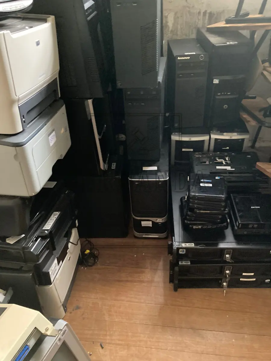 LOTE 008 - Lote composto por equipamentos de informática. Avaliado em R$450,00.