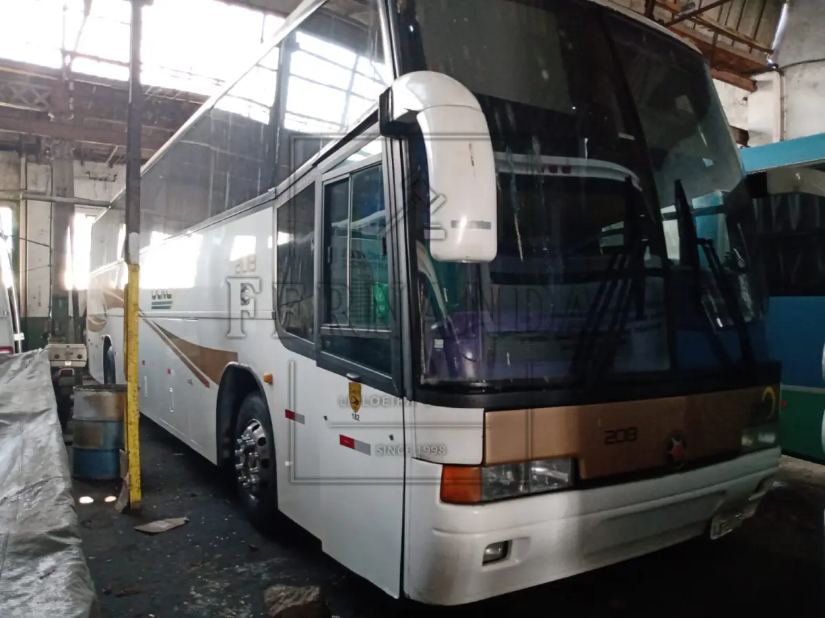 LOTE 055 - Ônibus Volvo/ Marcopolo Paradiso GVR, ano/modelo 1999/2000, placa IJF9175. Avaliado em R$ 35.000,00. VEÍCULO COM MULTA DE 134,33.