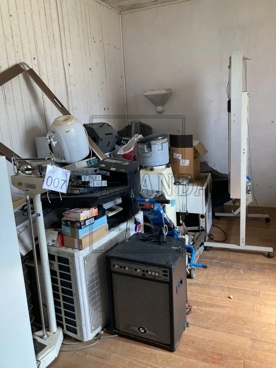 LOTE 007 - Lote de equipamentos elétricos / eletrônicos. Avaliado em R$ 260,00.