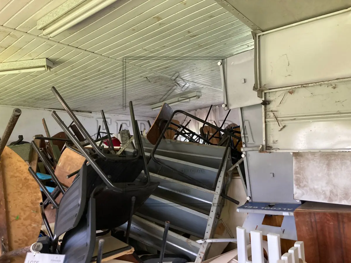 LOTE 009 - Lote composto por móveis. Avaliado em R$ 150,00