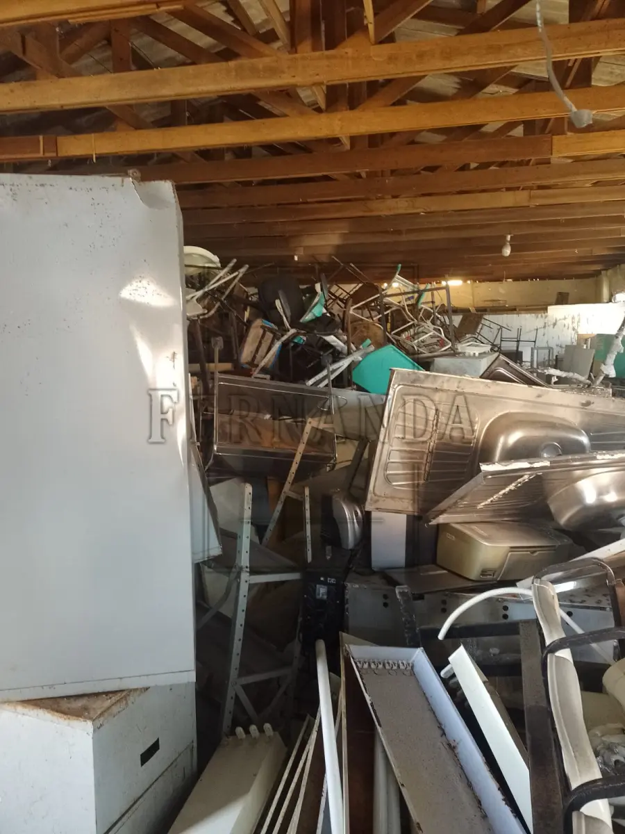 LOTE 018 - Pavilhão com sucatas diversas. Avaliado em R$ 800,00.