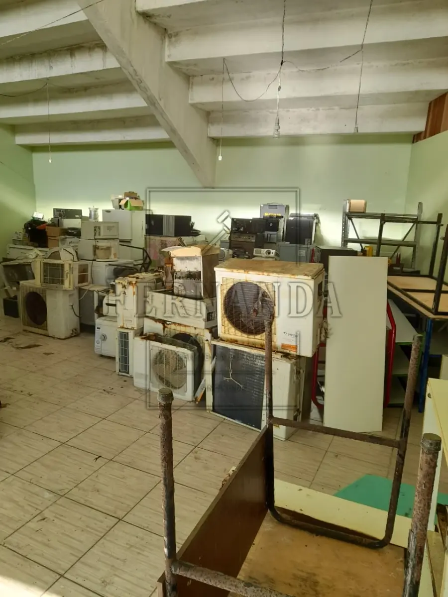 LOTE 023 - Sucatas diversas. Avaliada em R$ 260,00.