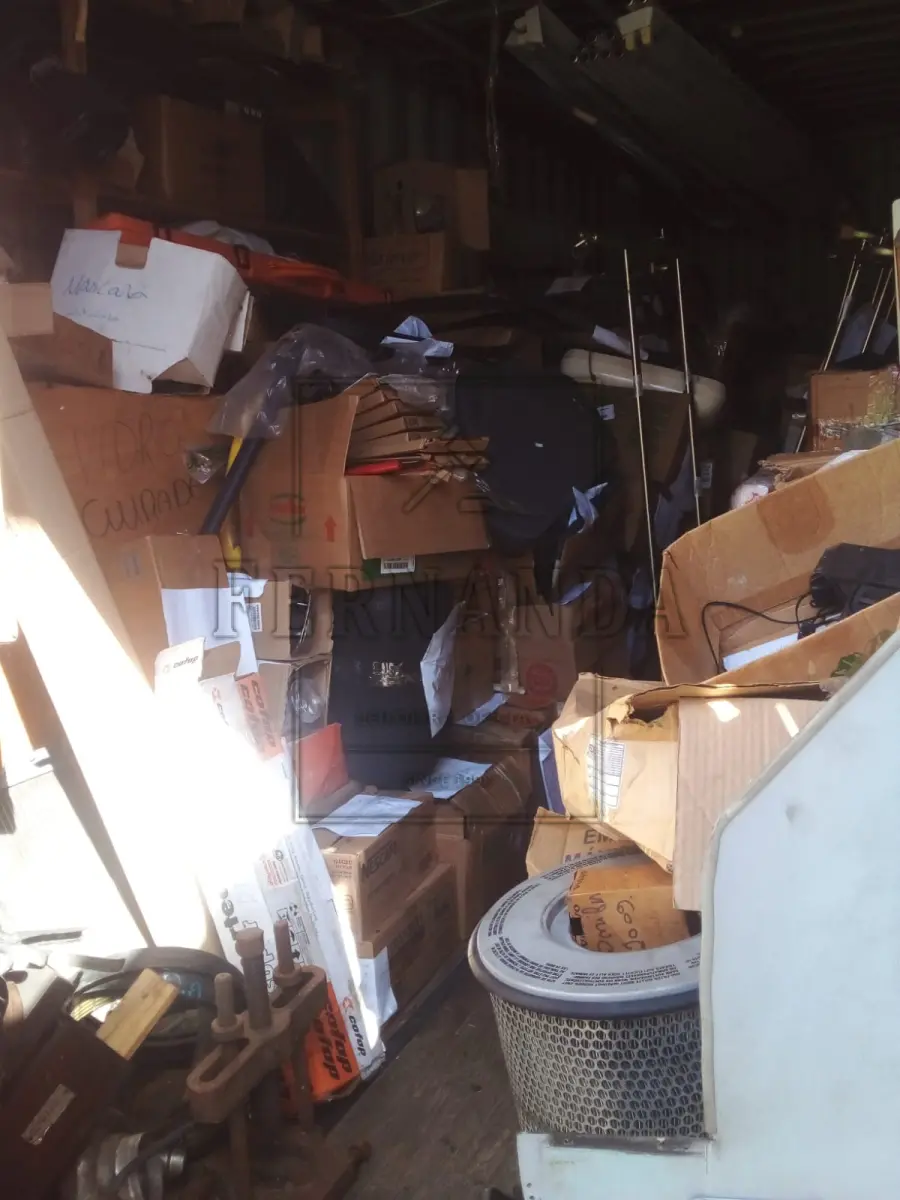 LOTE 057 - Lote com ferramentas, peças novas e usadas diversas de ônibus. NÃO INCLUI O CONTAINER. Avaliado em R$ 3.000,00.