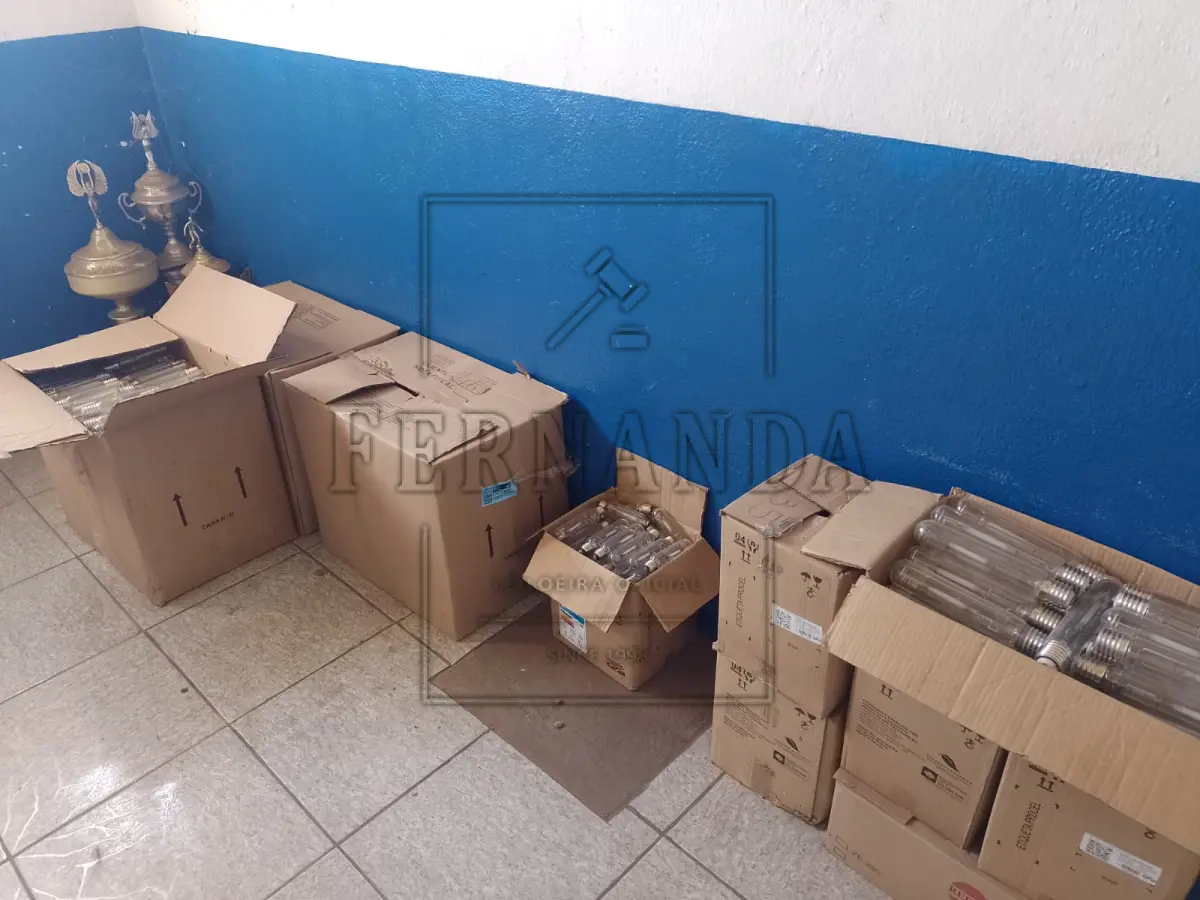 LOTE 019 - Lote composto por lâmpadas diversas 70,100, 150 e 250 amperes. Avaliado em R$ 170,00.