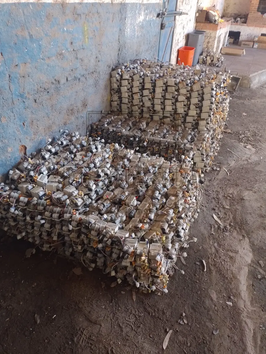 LOTE 018 - Lote composto por reatores internos 70, 100, 150 e 250 Amperes. Avaliado em R$ 170,00.