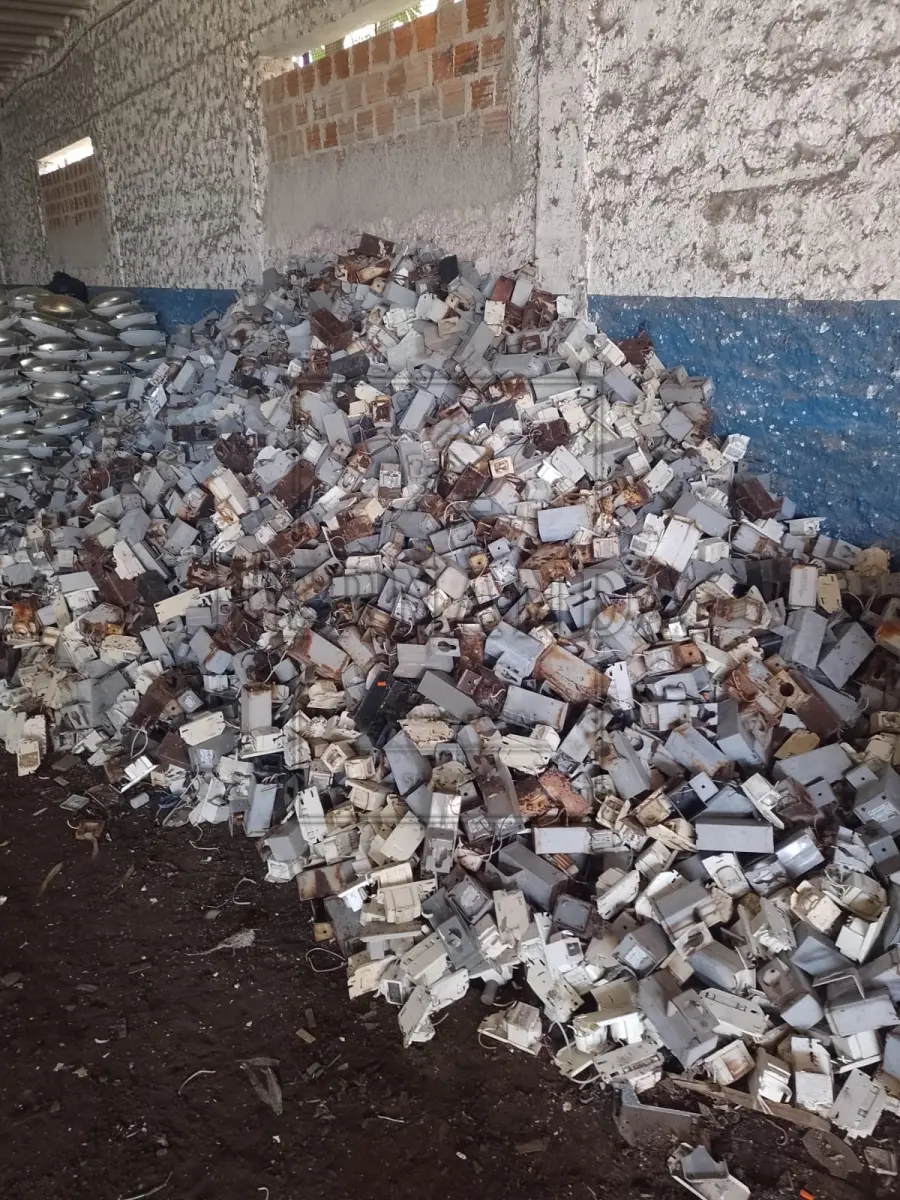 LOTE 017 - Lote composto por reatores externos e internos 70, 100, 150 e 250 Amperes. Avaliado em R$ 170,00.