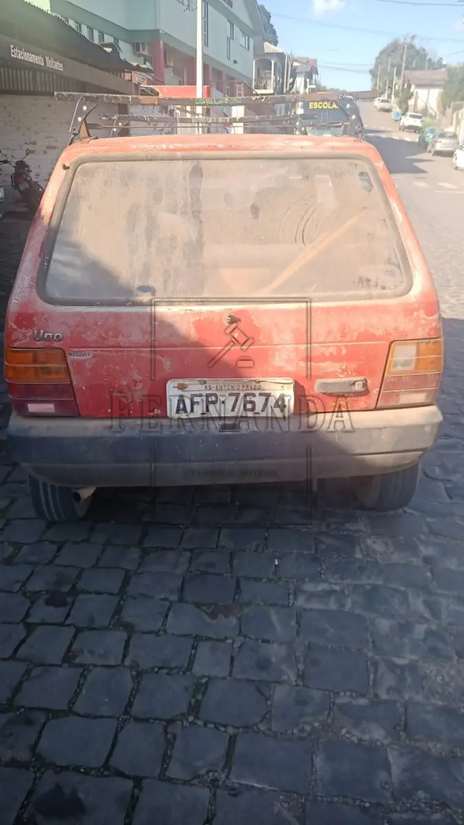 LOTE 005 - Fiat Uno Mille IE, ano/modelo 1995/1996, placa AFP7674. Avaliado em R$ 2.150,00.