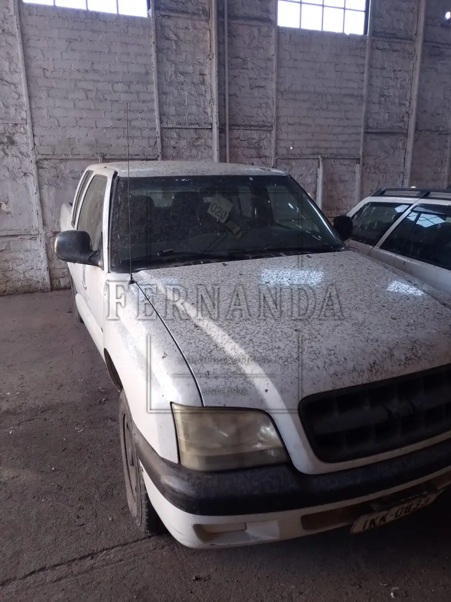 LOTE 020 - Veículo GM/S10 2.8 D, ano/modelo 2001/2002, placa IKK0833. Avaliado em R$ 5.200,00.