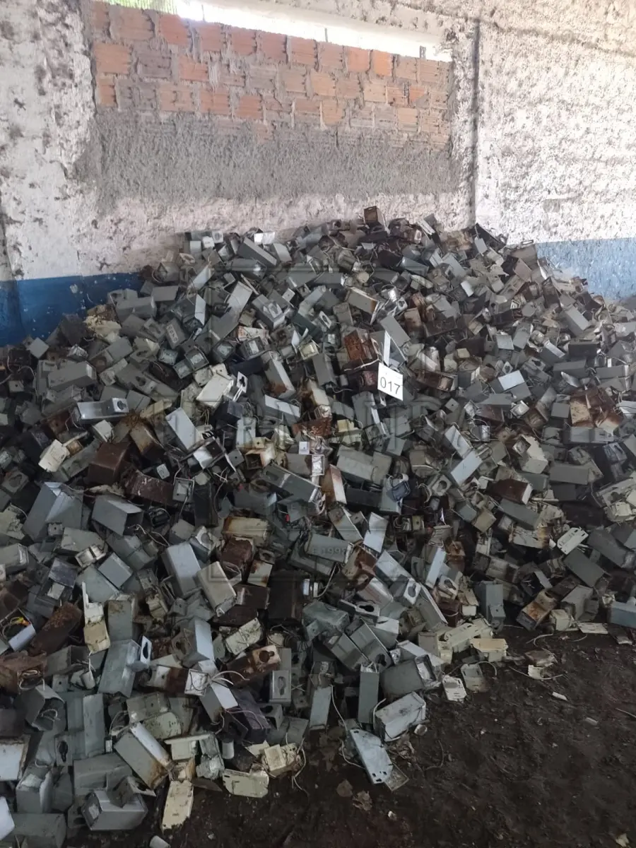 LOTE 017 - Lote composto por reatores externos e internos 70, 100, 150 e 250 Amperes. Avaliado em R$ 170,00.