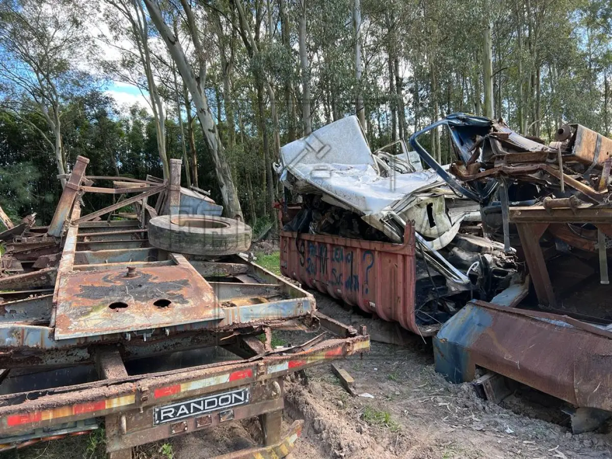 LOTE 046 - Lote composto por sucata de ferro dentro da caçamba vermelha e anexo. Lote avaliado em R$ 2.000,00.