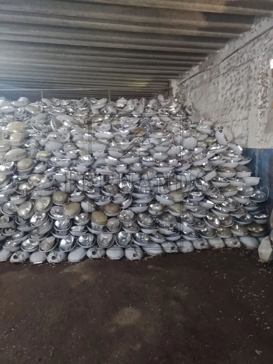 LOTE 015 - Lote composto por luminárias diversas. Avaliado em R$ 800,00.