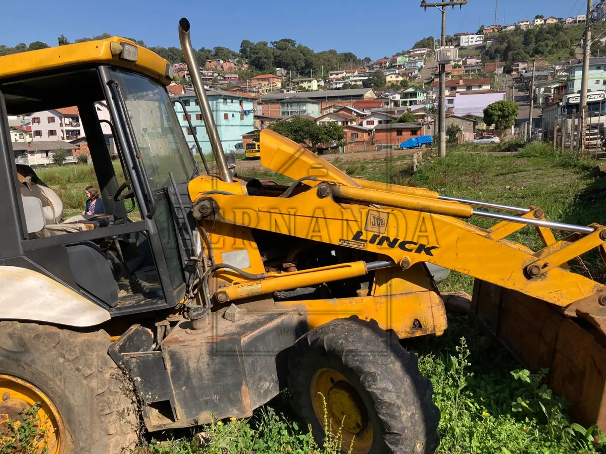 LOTE 003 - Retroescavadeira JCB, Nº de série 04BRCP029506 Chassis 9B9214TC46BDT4367, 2007. Placa Patrimonial 20035. Avaliada em R$ 23.000,00.