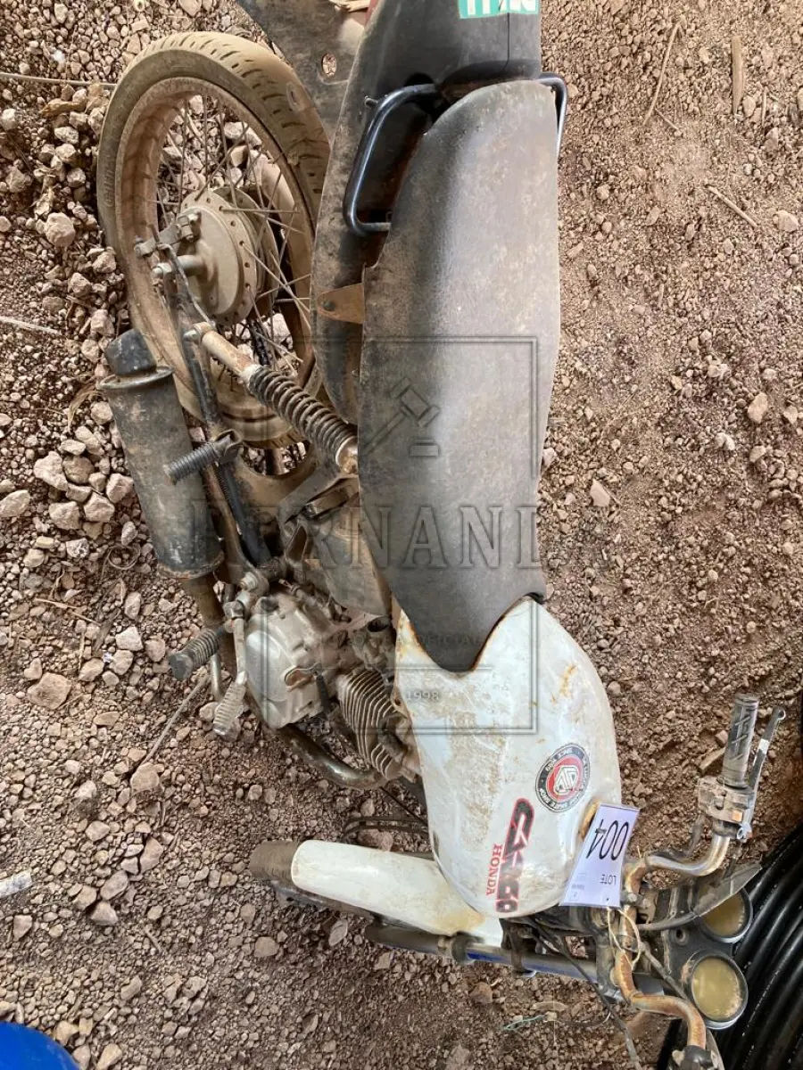 LOTE 004 - Moto CG 125 Cargo, Ano/Modelo 2002/2003, Placa: IKY1180. Avaliado em R$ 500,00.