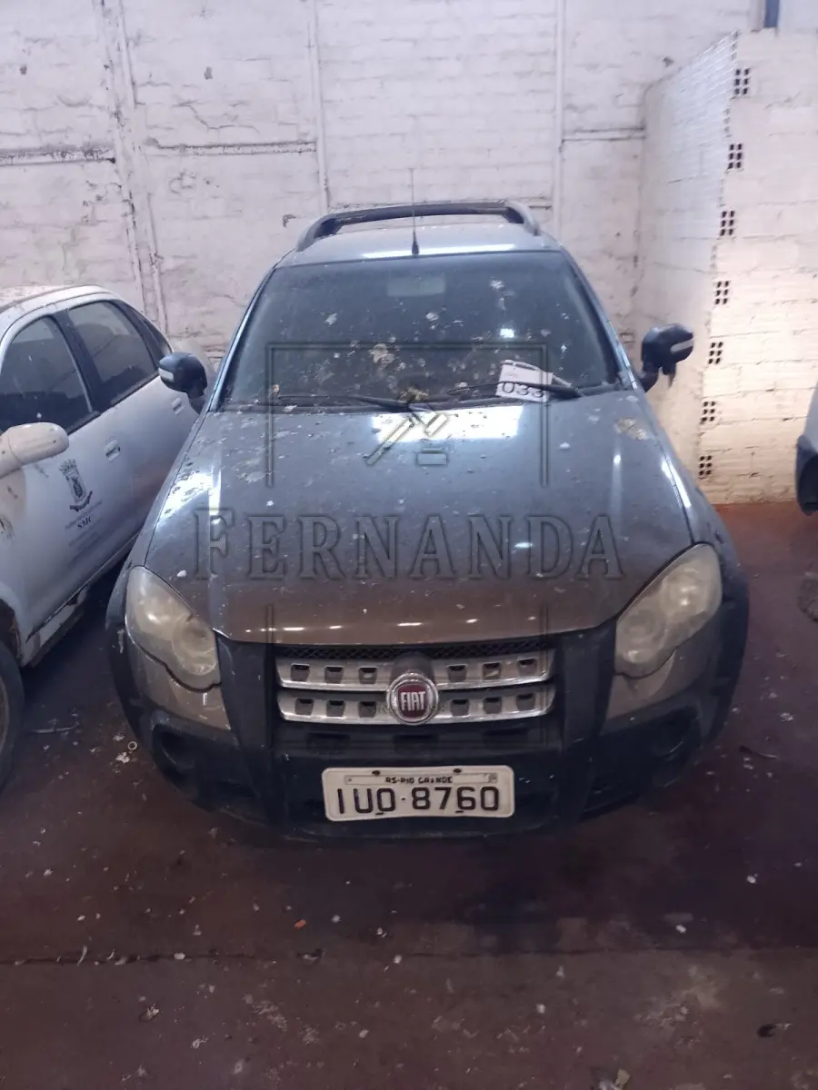 LOTE 033 - Veículo Fiat/Strada Advent, flex, ano/modelo 2009/2009, placa IUO8760. Avaliado em R$ 2.600,00. Multa  R$ 155,89.