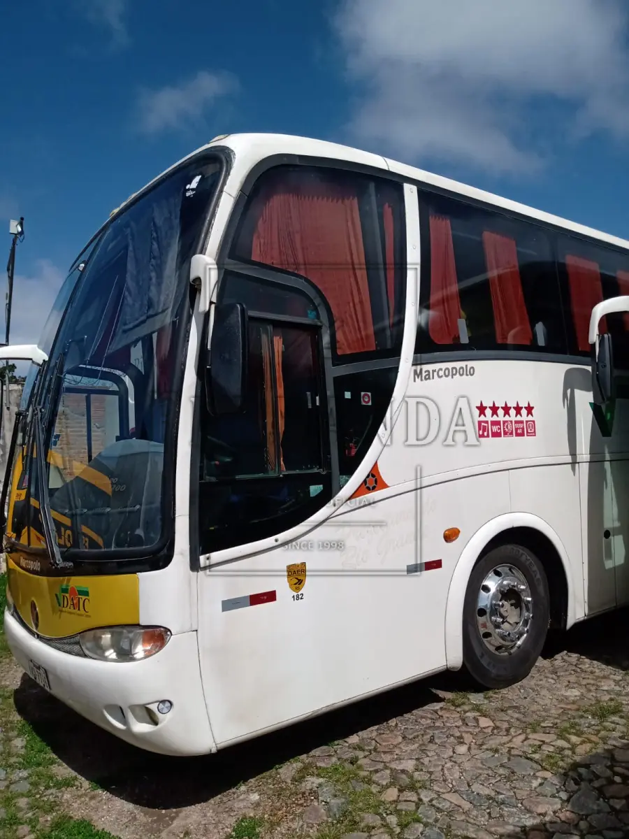 LOTE 056 - Ônibus Mercedes Benz/ Marcopolo Paradiso R, ano/modelo 2002/2002, placa IKU7716. Avaliado em R$ 50.000,00. VEÍCULO COM MULTA DE R$ 472,75