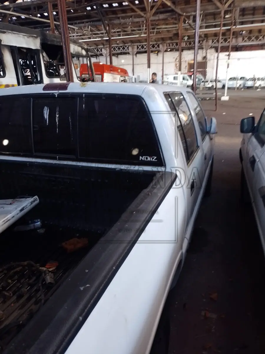 LOTE 024 - Veículo GM/S10, ano/modelo 1998/1998, placa BVZ0939. Avaliado em R$ 5.200,00.
