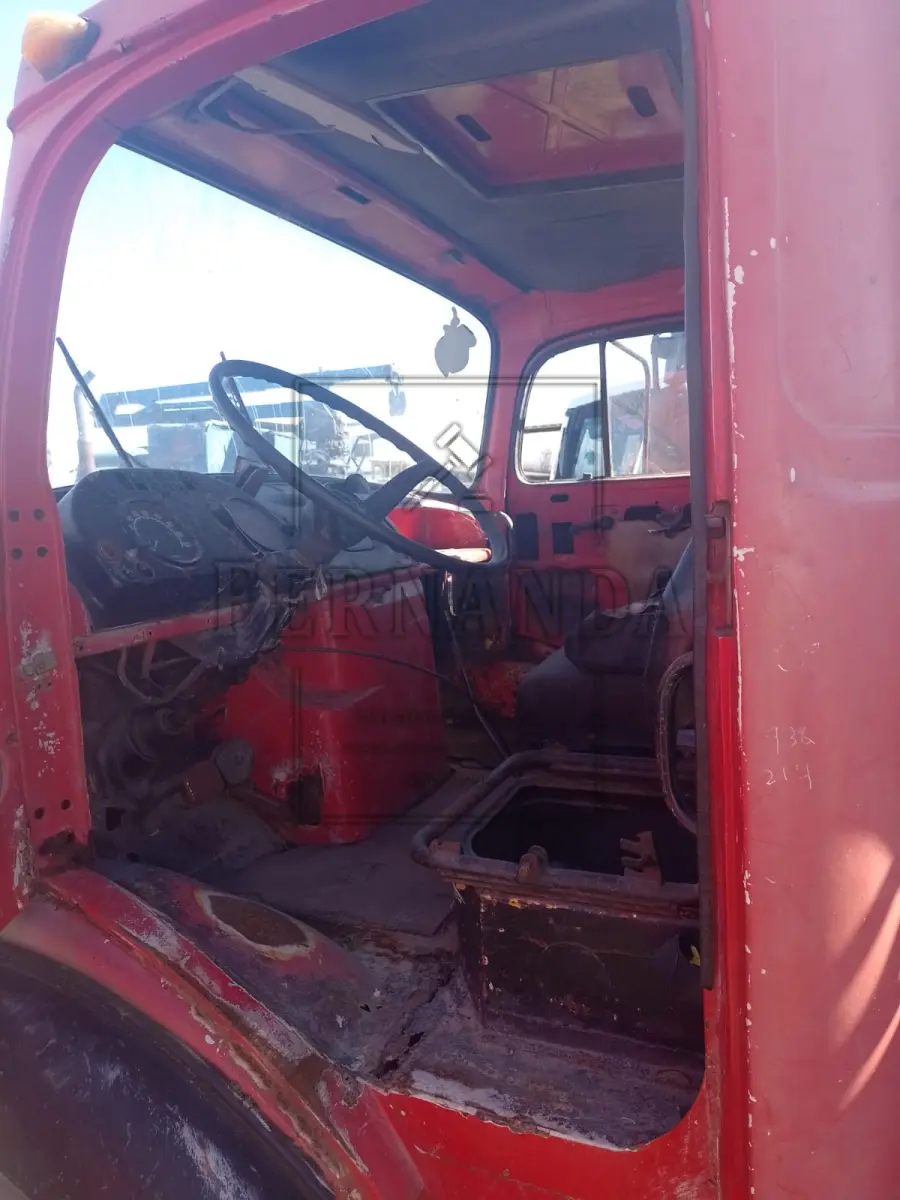 LOTE 006 - Caminhão M. BENZ L1113 com MUNCK, ano/modelo 1982/1982, placas IFI2624. Avaliado em R$ 5.000,00. Obs. No documento consta carroceria BASCULANTE.