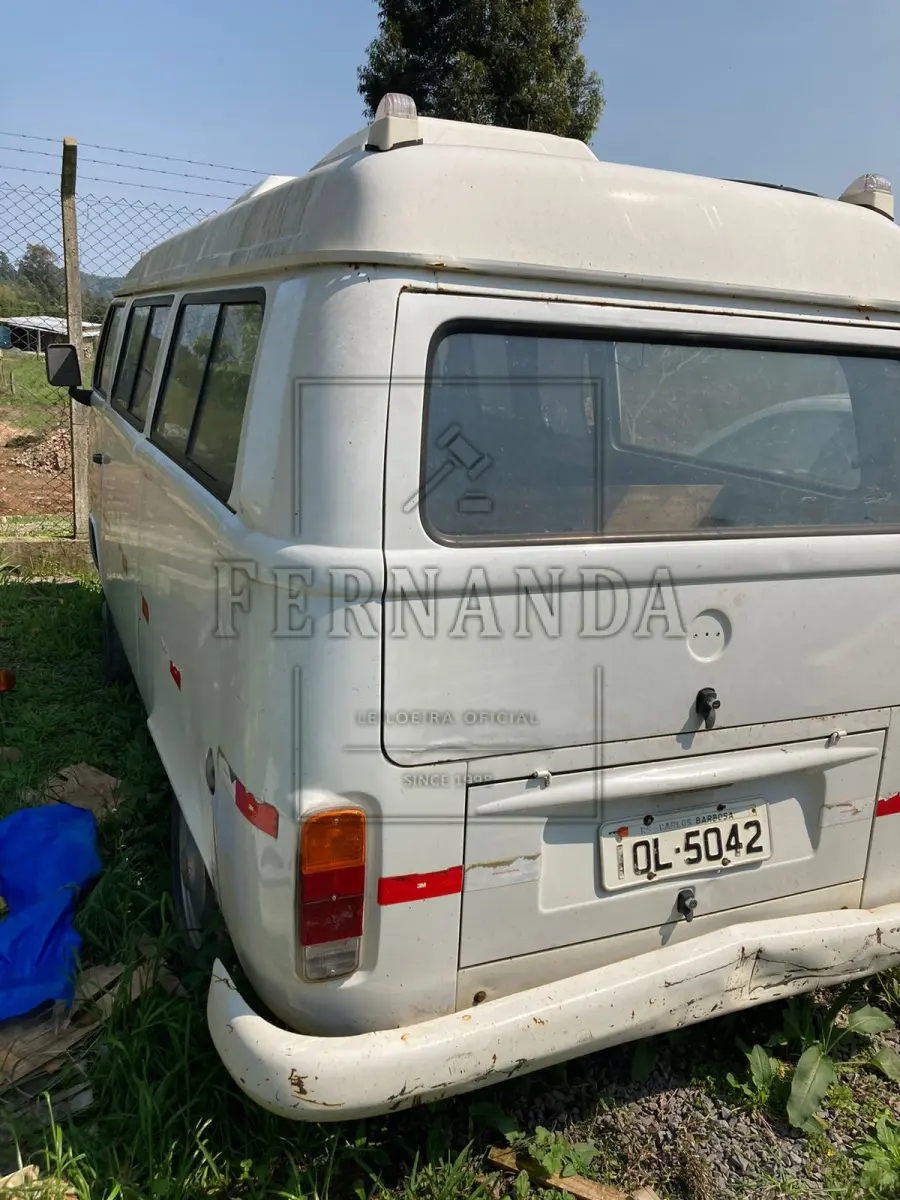 LOTE 004 - Veículo Kombi Topline, placas IOL5042, ano/modelo 2007/2008. Avaliado em R$ 3.500,00.
