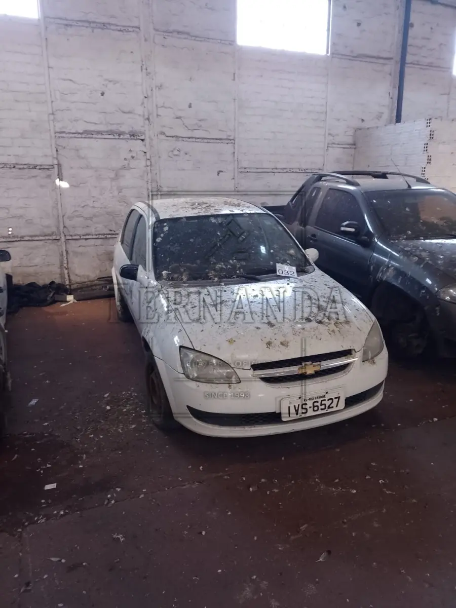LOTE 032 - Veículo Chevrolet/Classic/ LS, ano/modelo 2014/2015, placa IVS6527. Avaliado em R$ 2.000,00. Multas R$ 460,78.
