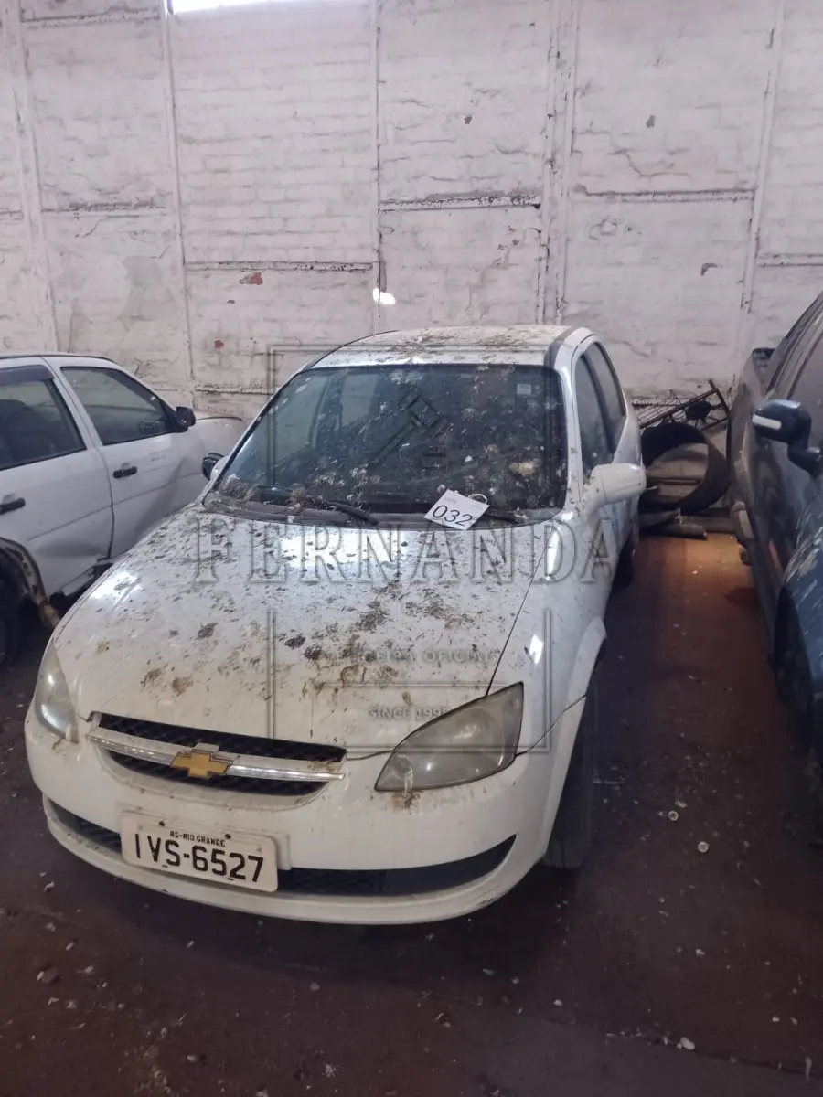 LOTE 032 - Veículo Chevrolet/Classic/ LS, ano/modelo 2014/2015, placa IVS6527. Avaliado em R$ 2.000,00. Multas R$ 460,78.