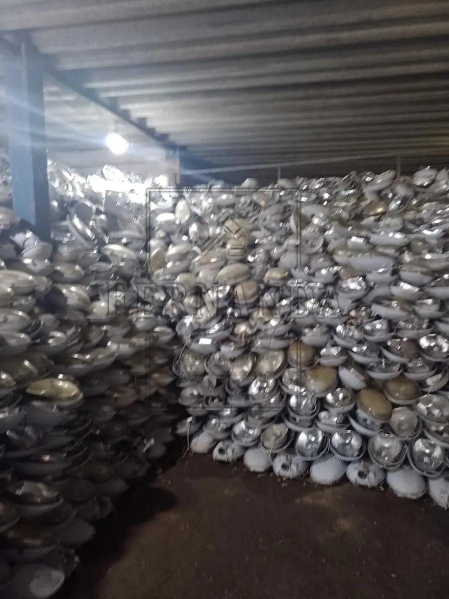 LOTE 015 - Lote composto por luminárias diversas. Avaliado em R$ 800,00.