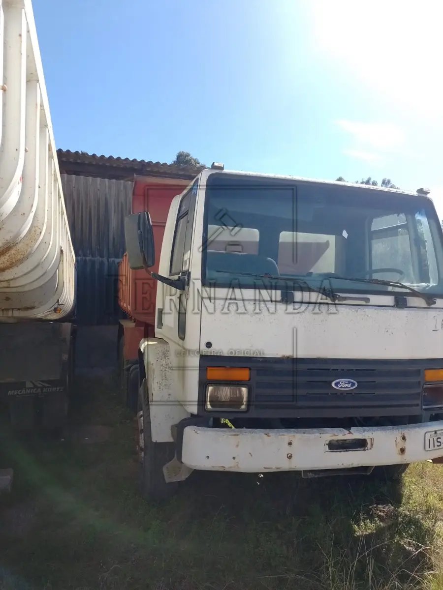 LOTE 039 - Caminhão Ford/Cargo 1415, ano/modelo 1998/1998, placa IIS6784. Avaliado em R$ 8.000,00.