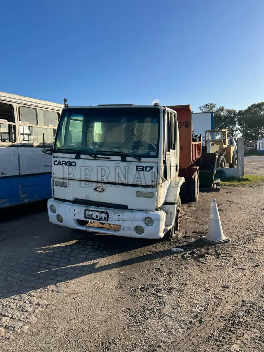 LOTE 001 - Caminhão Ford/ Cargo 1317 F, ano/modelo 2004/2004, placas IME8249. Avaliado em R$ 8.000,00.