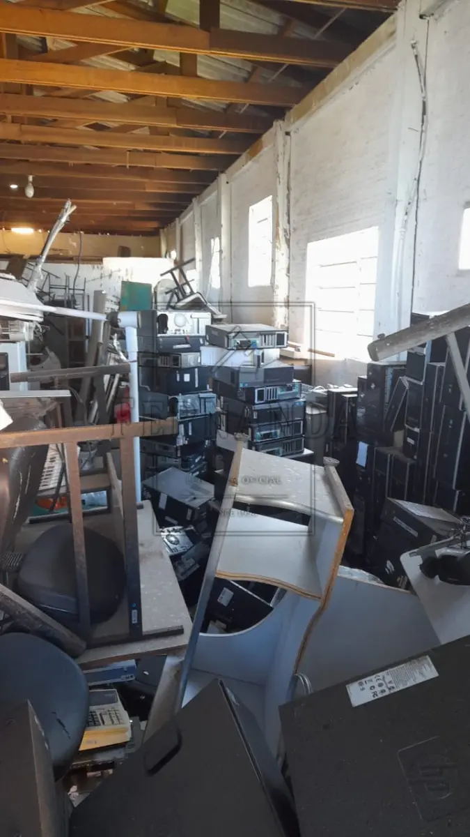 LOTE 018 - Pavilhão com sucatas diversas. Avaliado em R$ 800,00.