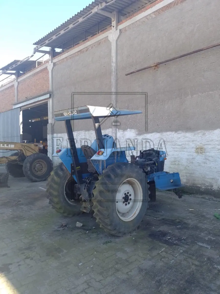 LOTE 009 - Trator New Holland, 4630, cor azul. Avaliado em R$ 1.200,00.