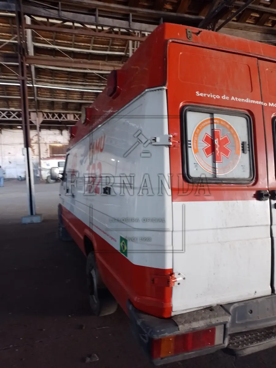 LOTE 035 - SUCATA Veículo Iveco/Daily 13 Rontam Ambulância, ano/modelo 2007/2007. EXCLUSIVO PARA CDV. Avaliada em R$ 1.000,00.