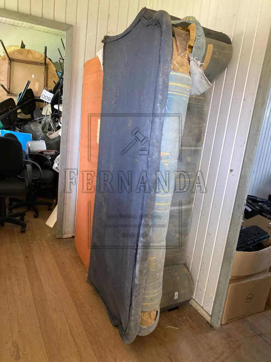 LOTE 009 - Lote composto por móveis. Avaliado em R$ 150,00