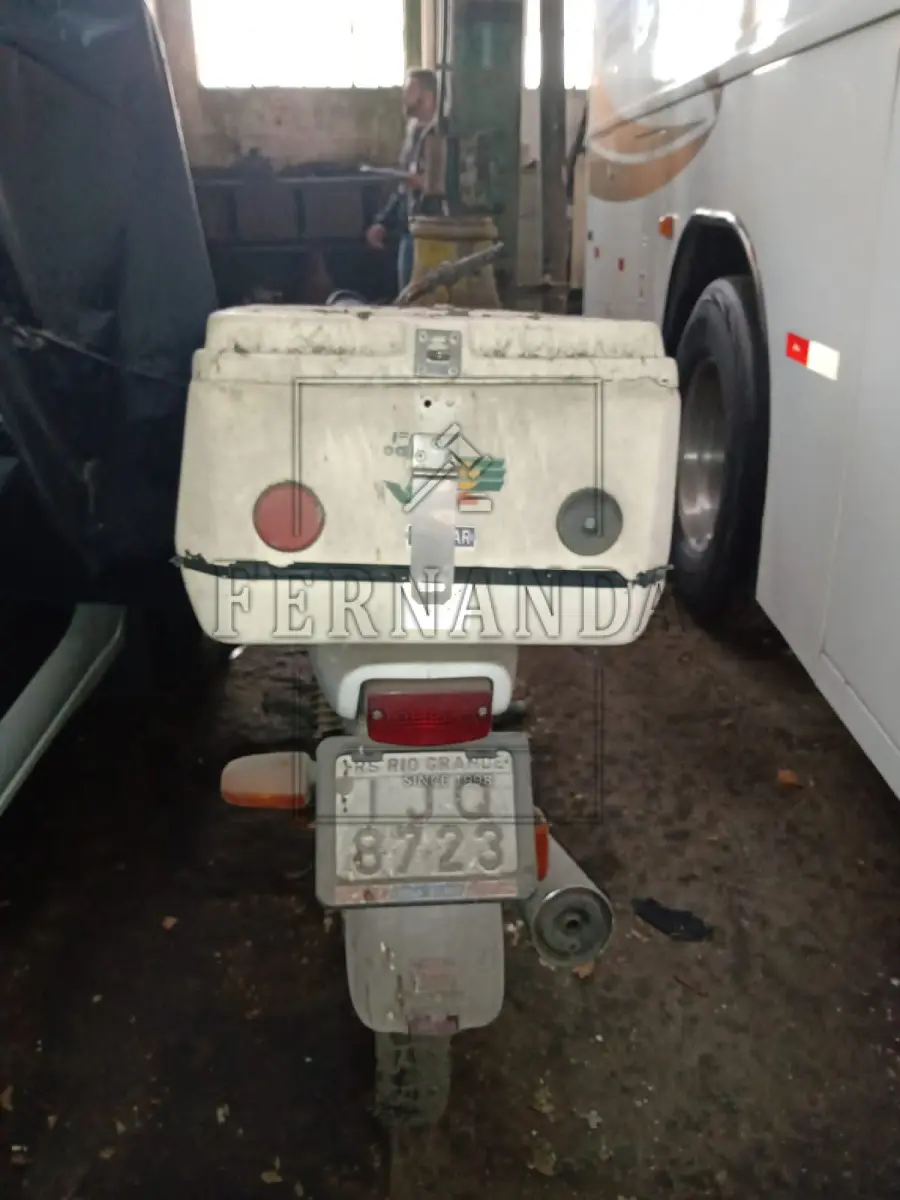 LOTE 038 - Motocicleta Honda/ CG 125 Cargo, ano/modelo 2000/2000, placa IJQ8723. Avaliada em R$ 350,00.