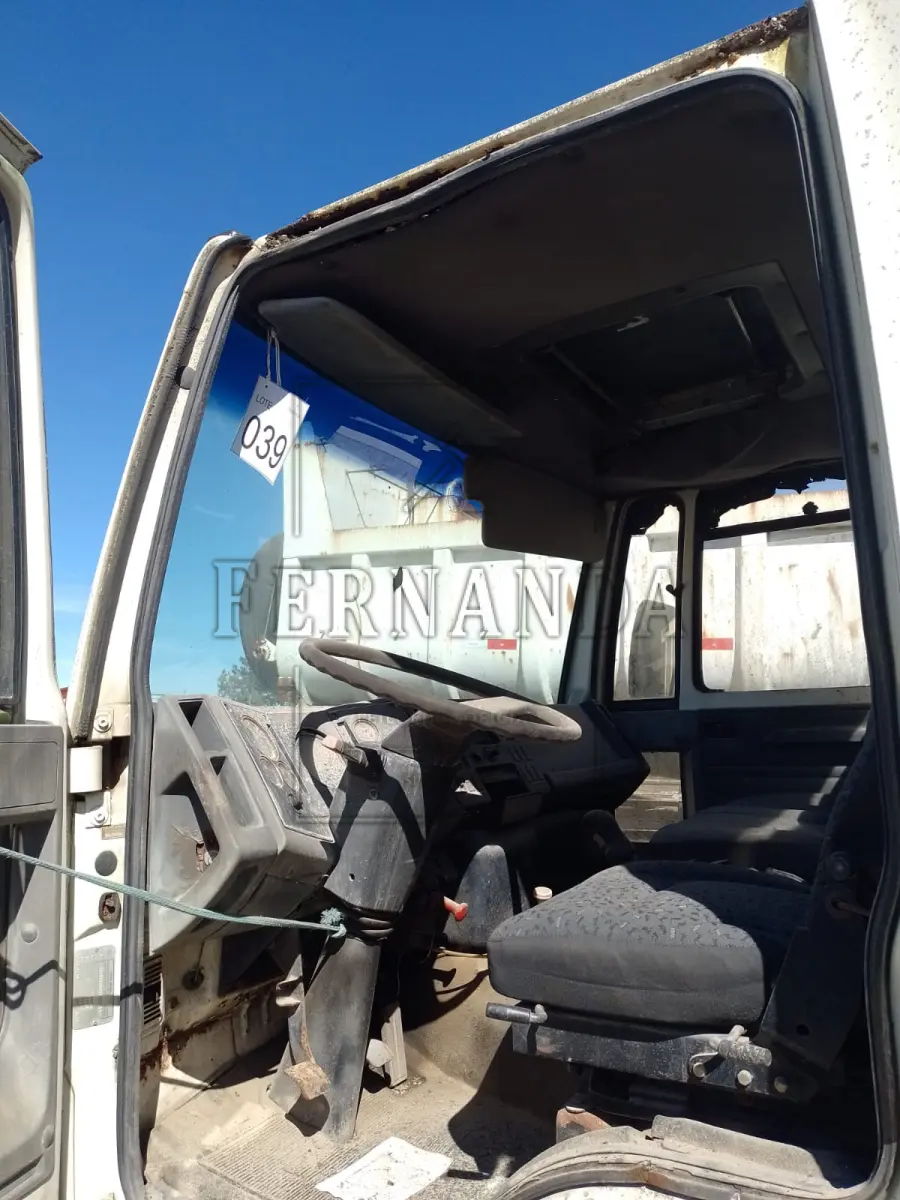 LOTE 039 - Caminhão Ford/Cargo 1415, ano/modelo 1998/1998, placa IIS6784. Avaliado em R$ 8.000,00.