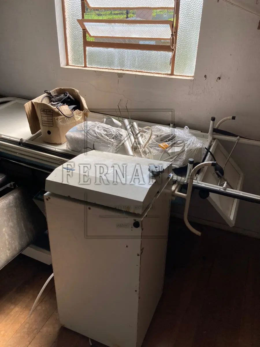 LOTE 010 - Lote composto por equipamentos médicos. Avaliado em R$ 380,00.
