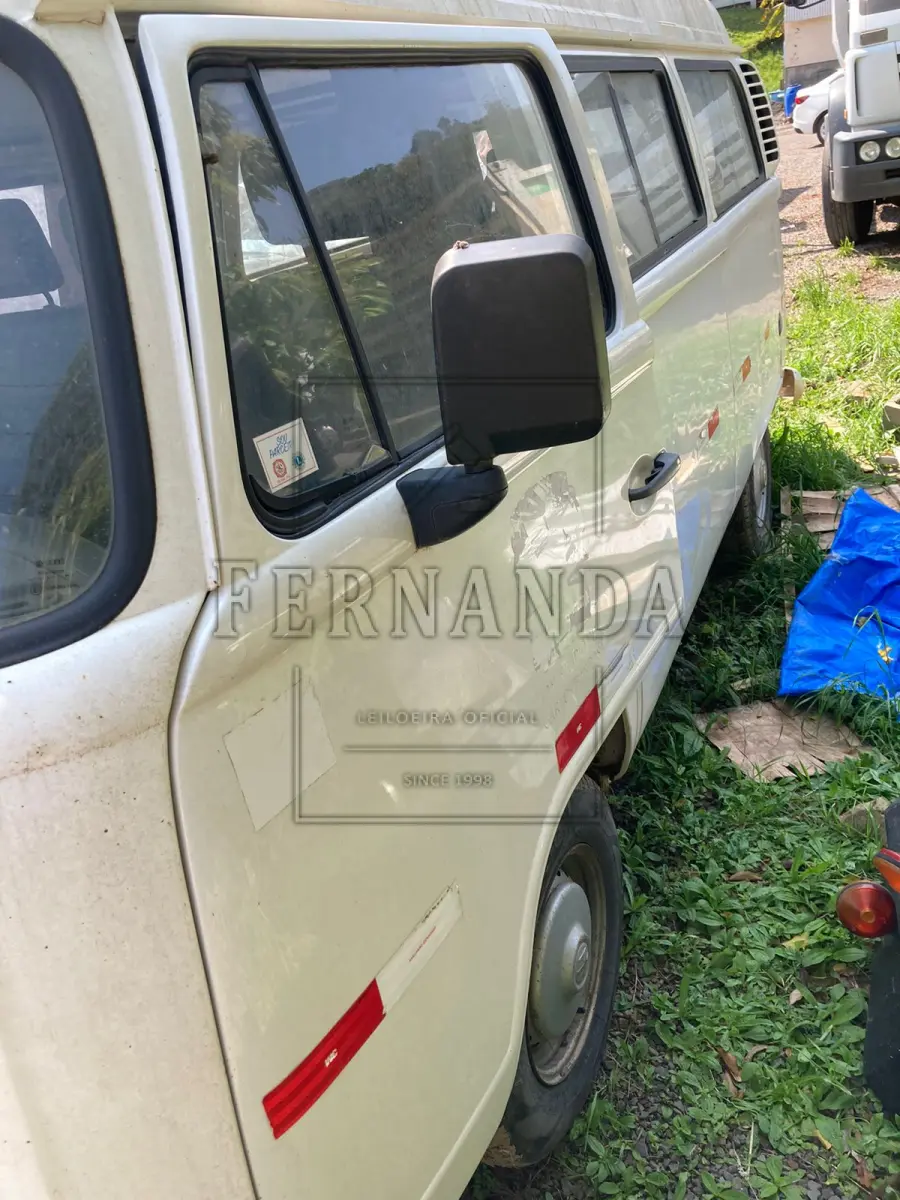 LOTE 004 - Veículo Kombi Topline, placas IOL5042, ano/modelo 2007/2008. Avaliado em R$ 3.500,00.