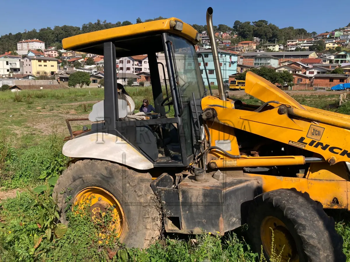 LOTE 003 - Retroescavadeira JCB, Nº de série 04BRCP029506 Chassis 9B9214TC46BDT4367, 2007. Placa Patrimonial 20035. Avaliada em R$ 23.000,00.