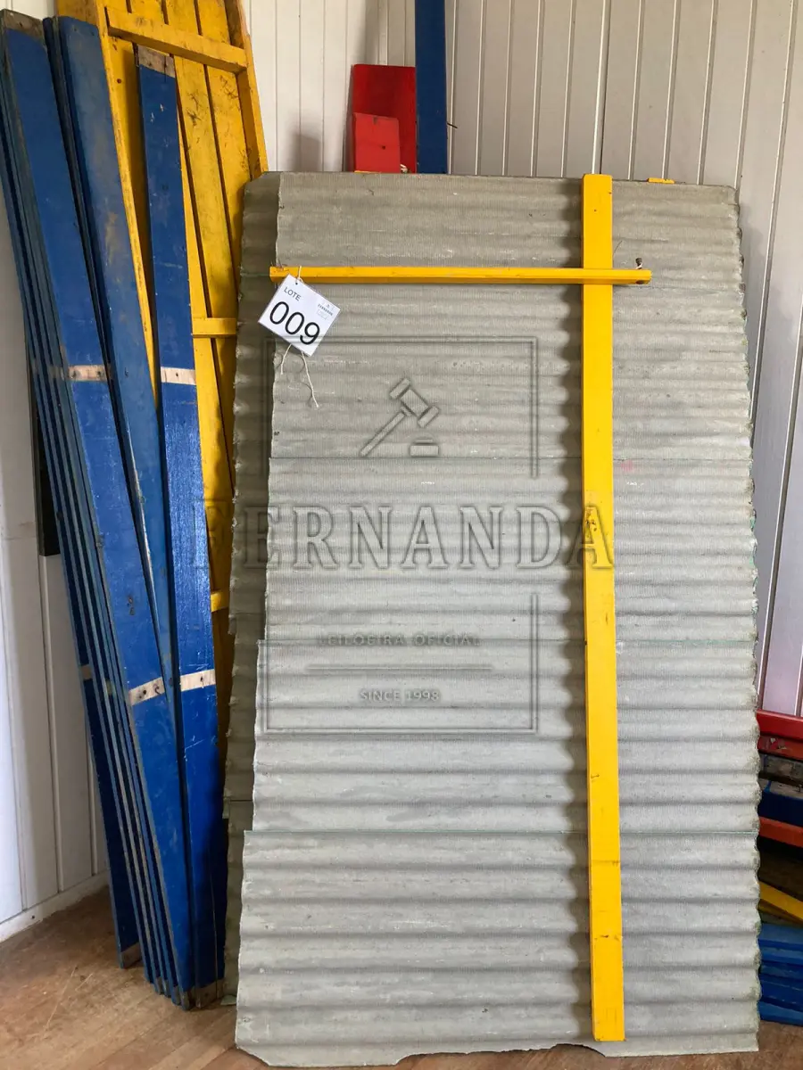 LOTE 009 - Lote composto por móveis. Avaliado em R$ 150,00