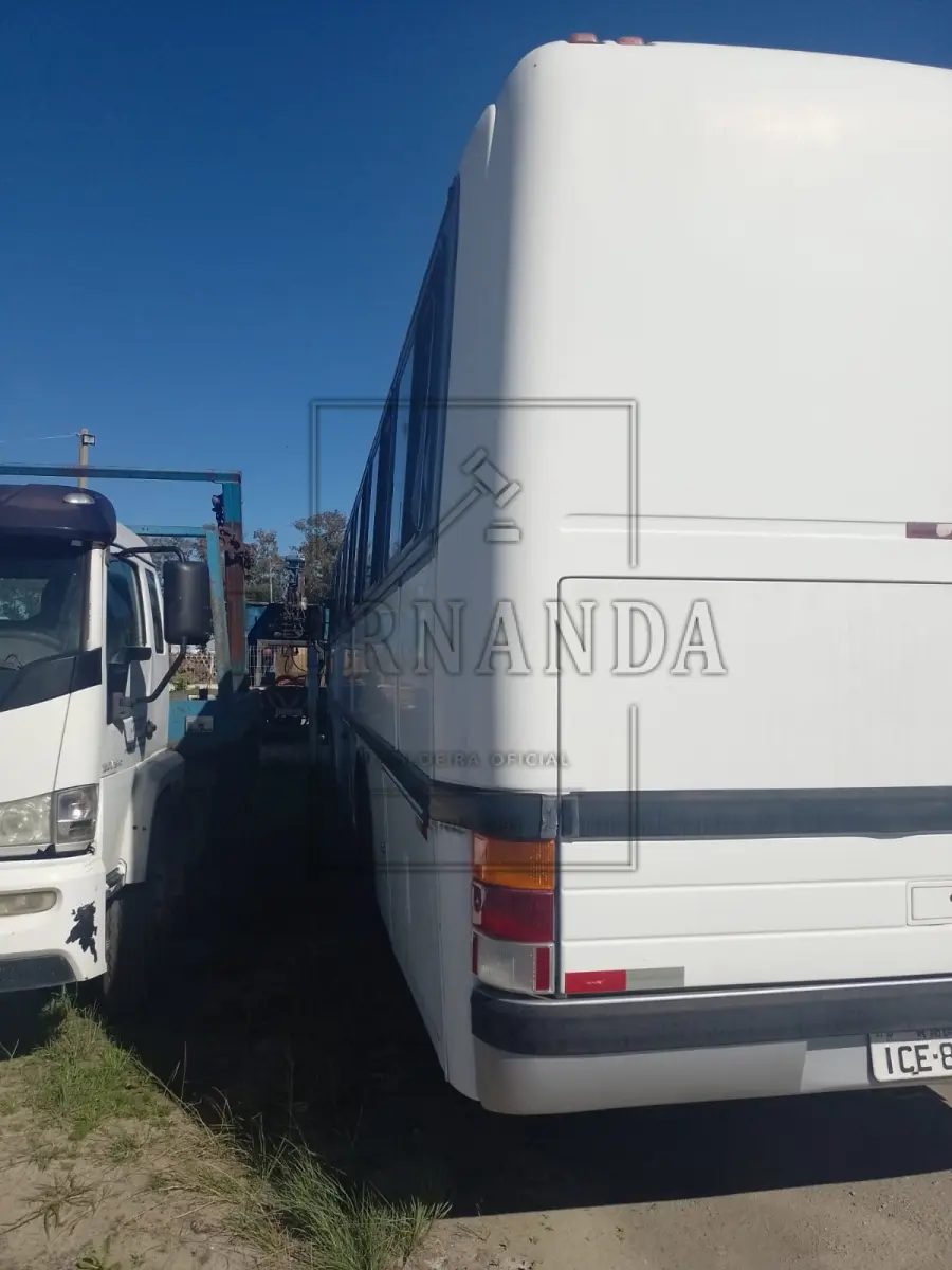 LOTE 005 - Ônibus M.BENZ/OF 1318, ano/modelo 1994/1994, placa ICE8610. Avaliado em R$ 6.200,00.