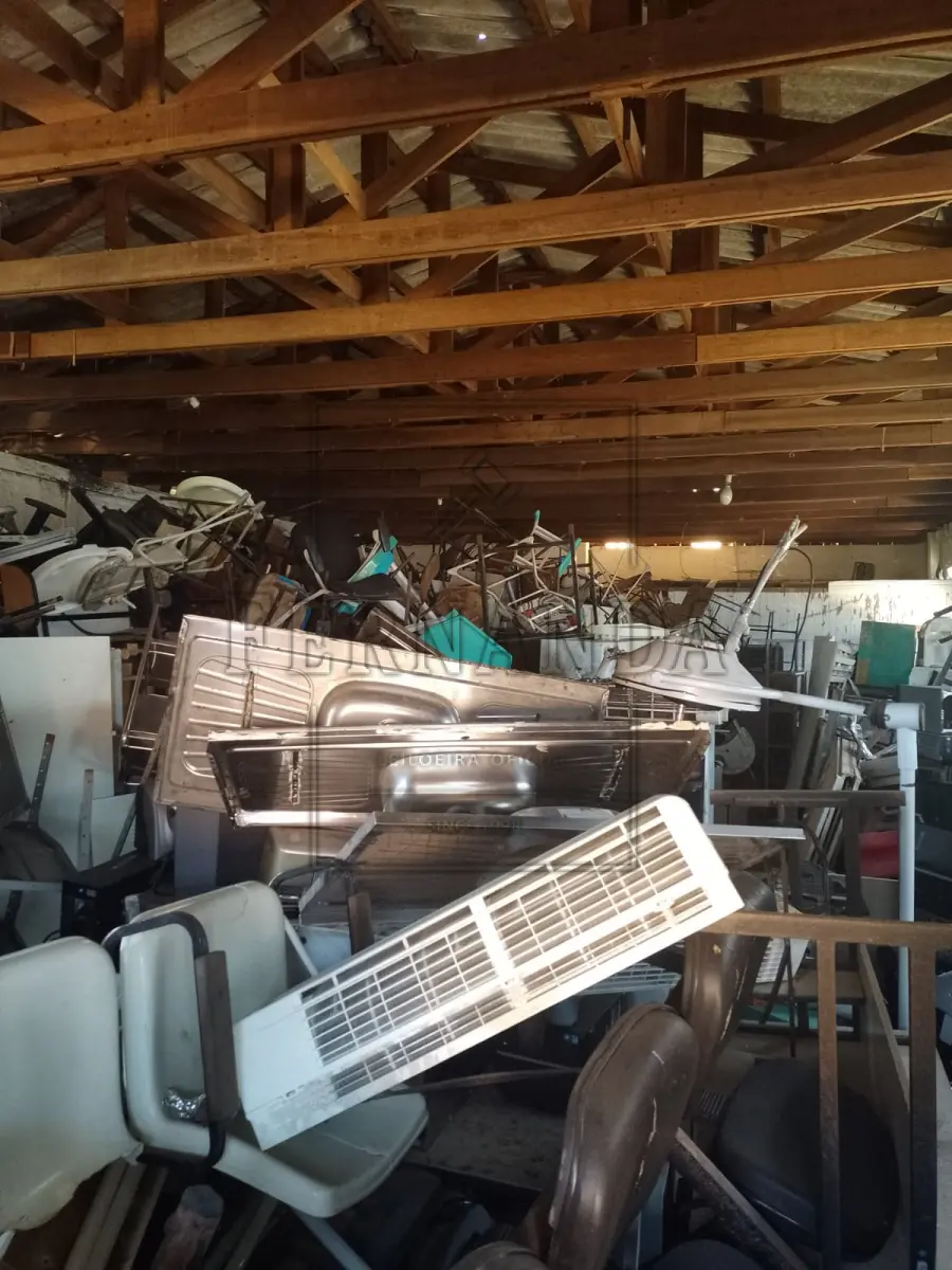 LOTE 018 - Pavilhão com sucatas diversas. Avaliado em R$ 800,00.