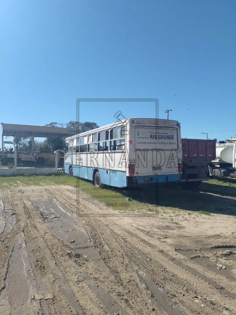 LOTE 013 - Ônibus M.Benz / OF1318, ano/modelo 1991/1991, placa IER5281. Avaliado em R$ 4.000,00.