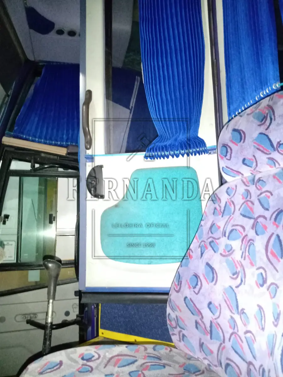 LOTE 054 - Ônibus Volvo/ Marcopolo Paradiso GVR, ano/modelo 1999/2000, placa IJF9690. Avaliado em R$ 40.000,00.