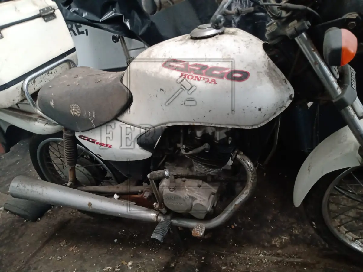 LOTE 038 - Motocicleta Honda/ CG 125 Cargo, ano/modelo 2000/2000, placa IJQ8723. Avaliada em R$ 350,00.