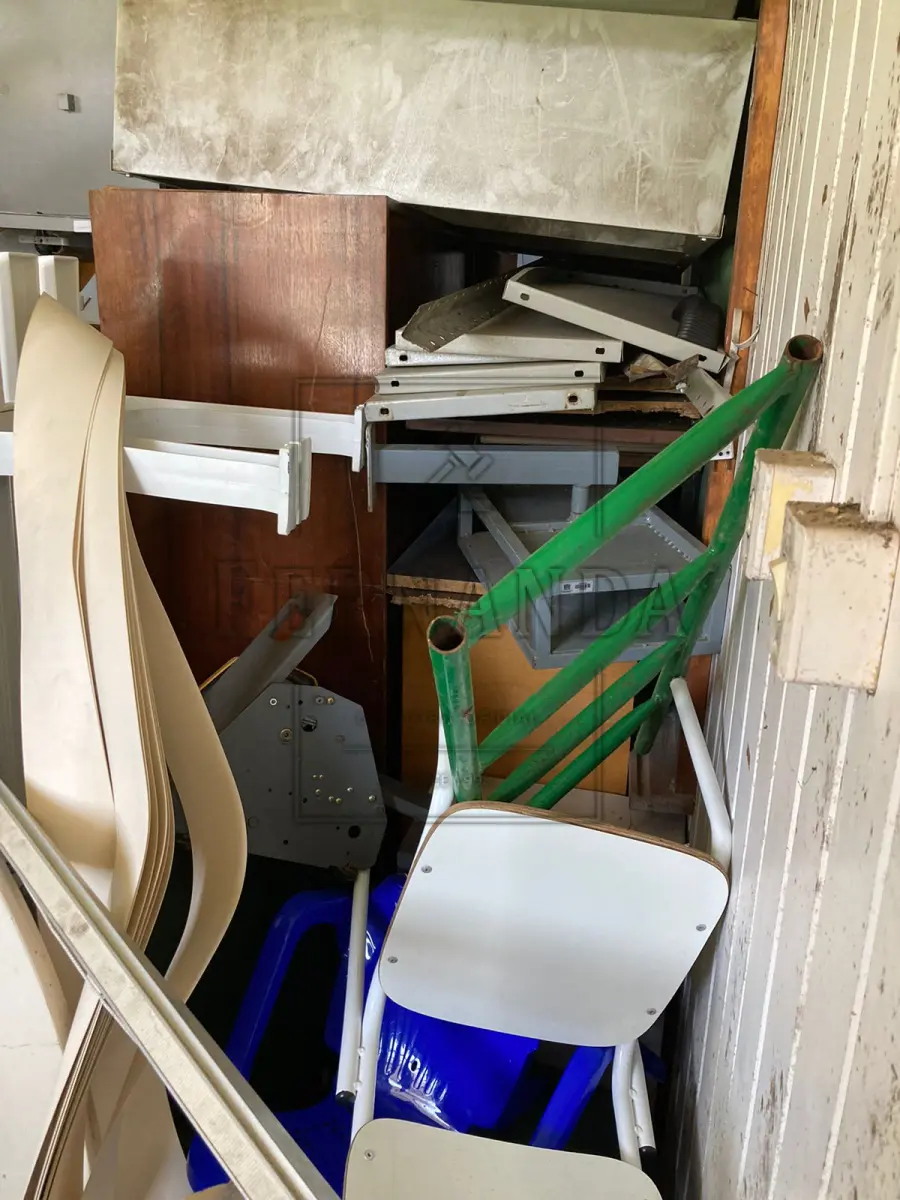 LOTE 009 - Lote composto por móveis. Avaliado em R$ 150,00