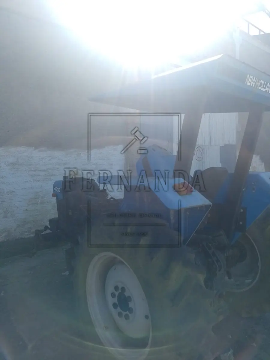 LOTE 009 - Trator New Holland, 4630, cor azul. Avaliado em R$ 1.200,00.