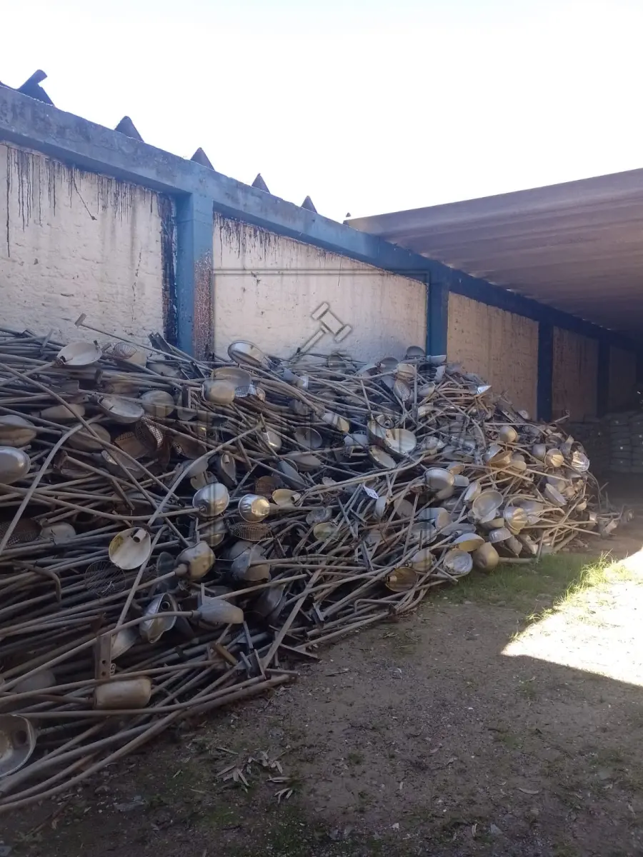 LOTE 014 - Lote composto por braços de luminárias. Avaliado em R$ 800,00.