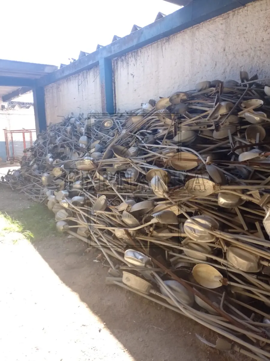LOTE 014 - Lote composto por braços de luminárias. Avaliado em R$ 800,00.