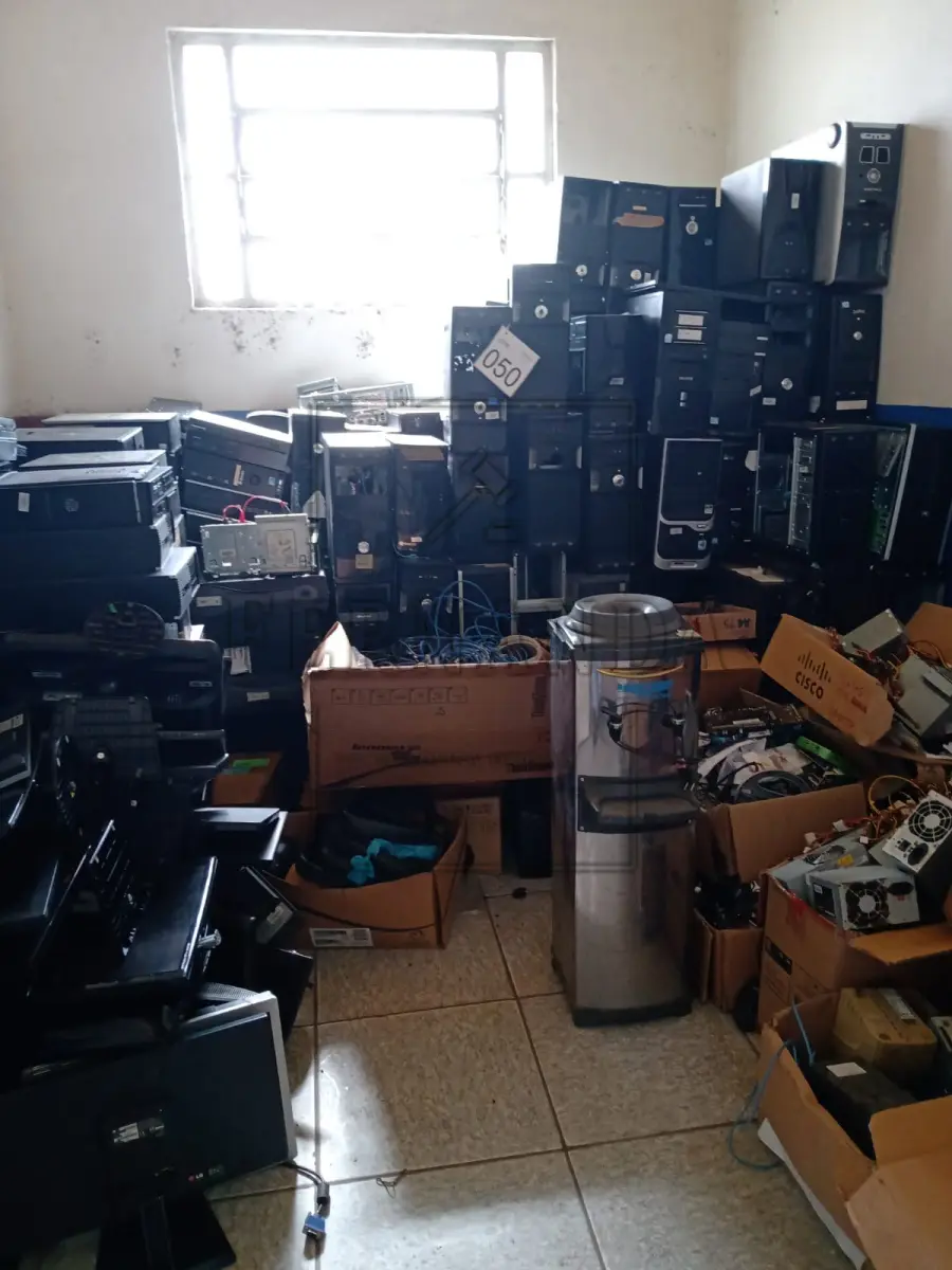 LOTE 050 - Lote composto por material de informática. Avaliado em R$ 500,00.