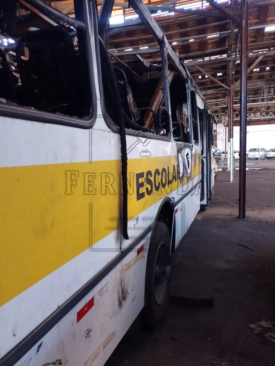 LOTE 026 - Ônibus Agrale/Masca Granmidi O, 2011/2011,  placa IRR7601. Avaliado em R$ 1.800,00. OBS.: Veículo queimado.